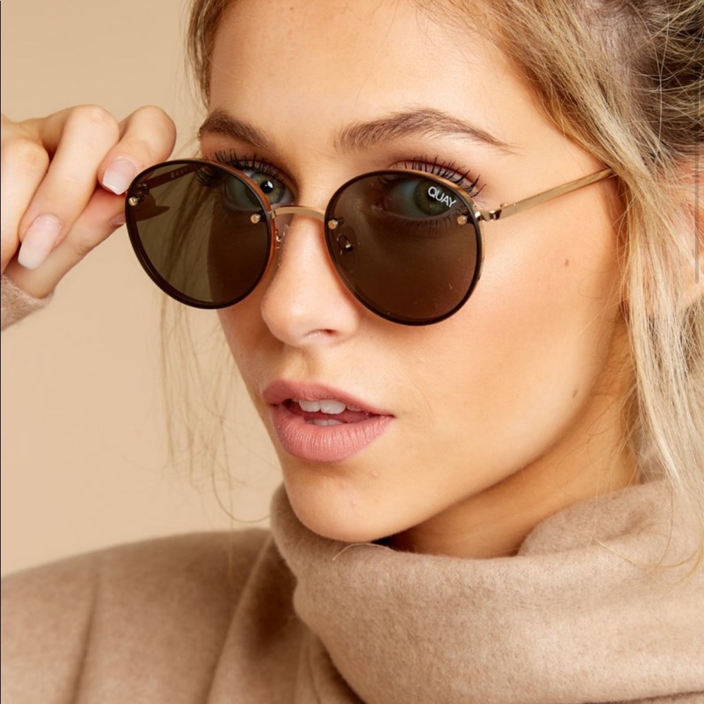 Quay Farrah Round Sunglasses, Black and Gold